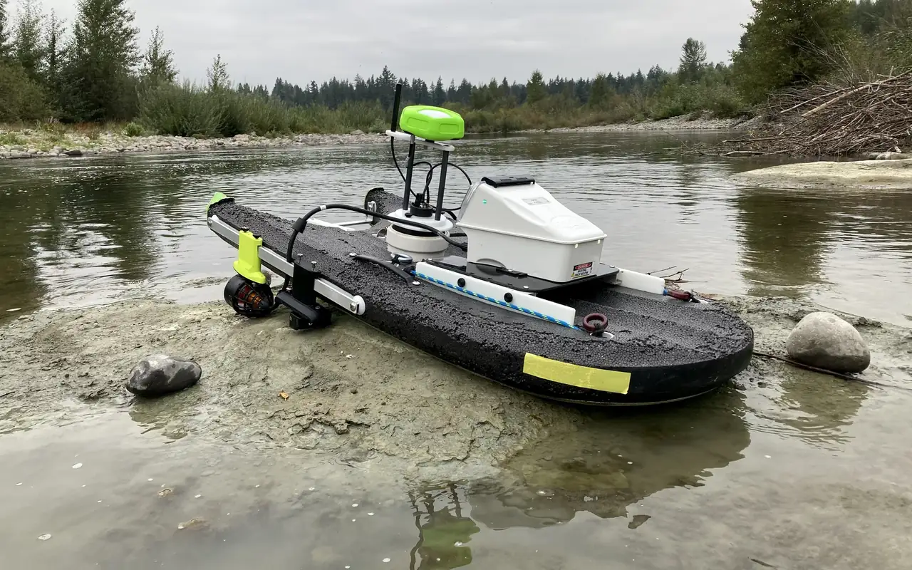 Bote USV equipado para realizar un levantamiento batimétrico en un río