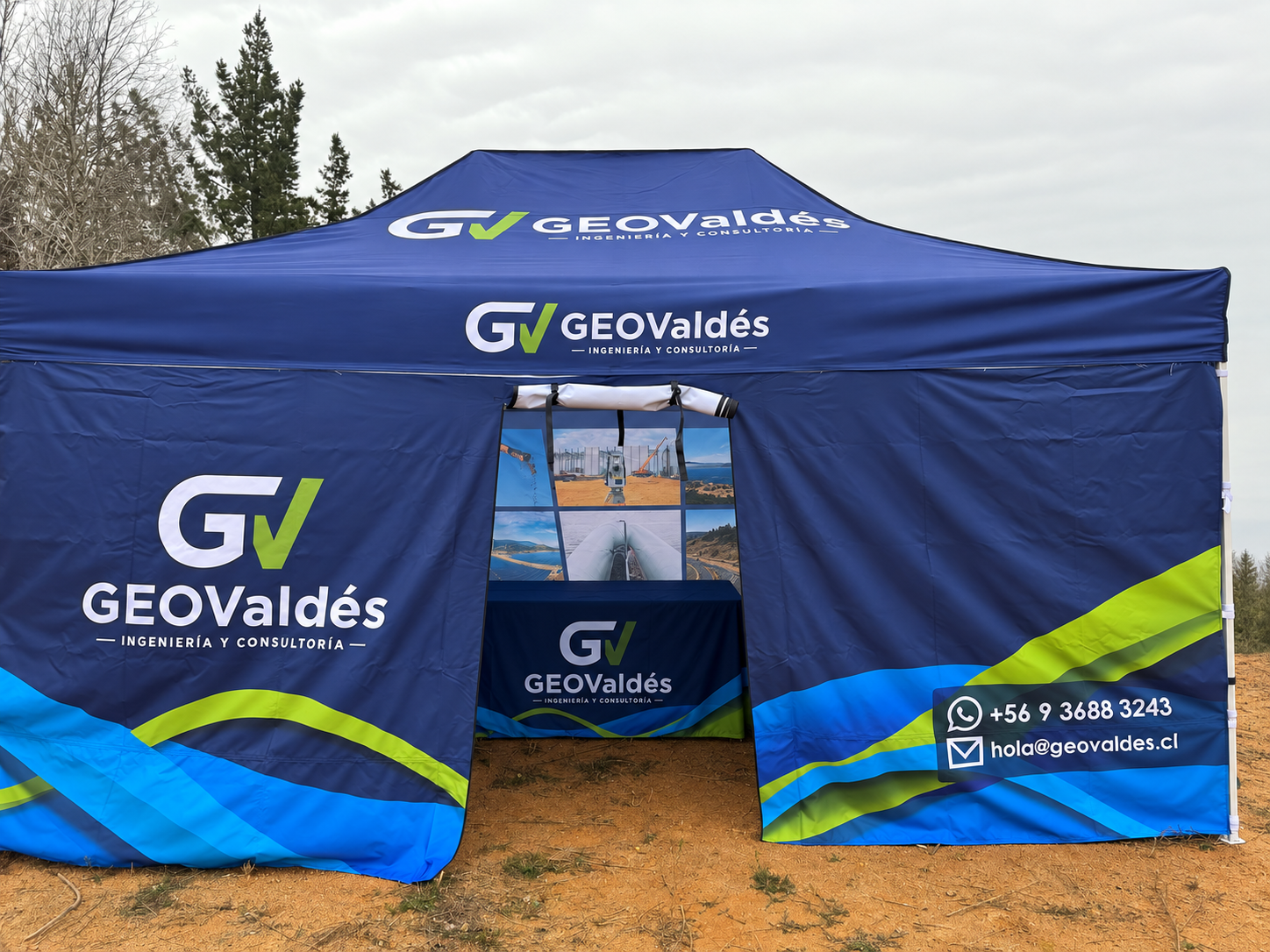 Carpa azul de GEOValdés con su identidad corporativa