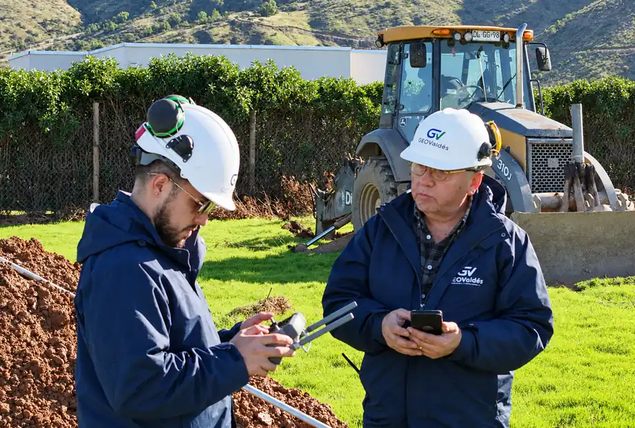 Equipo de GEOValdés durante un estudio de mecánica de suelos en Padre Hurtado