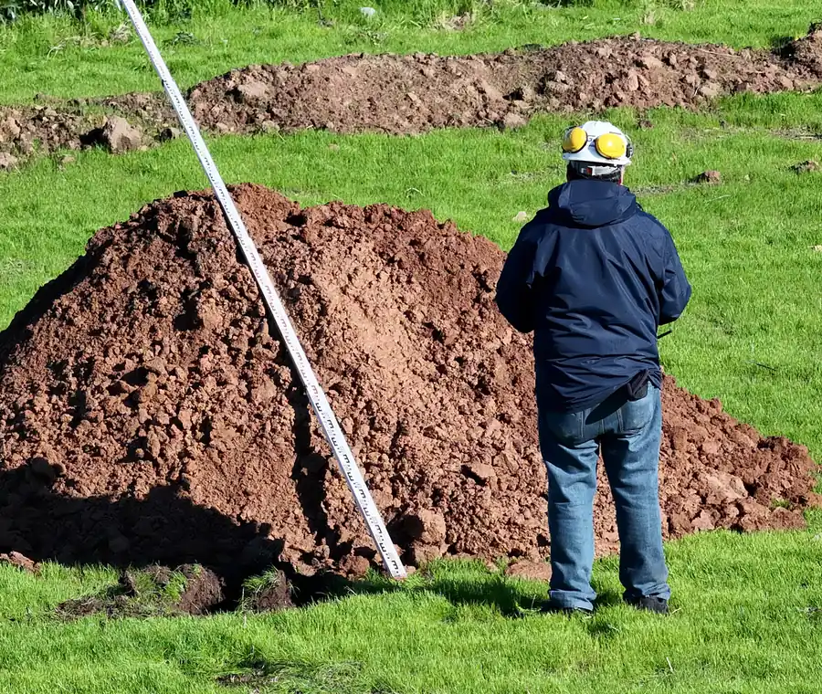 Profesional de GEOValdés registra material excavado durante una calicata