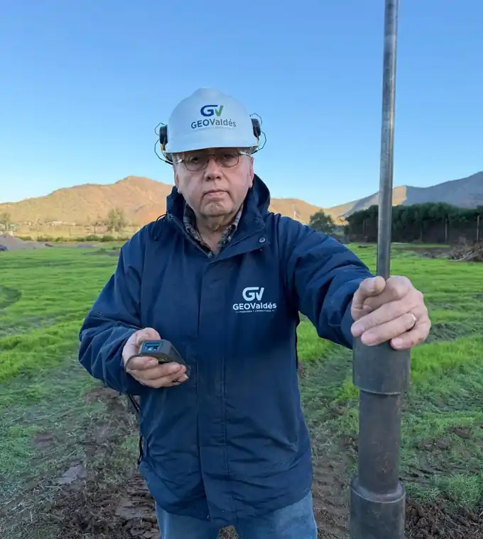 Profesional de GEOValdés con equipo de ensayo en terreno