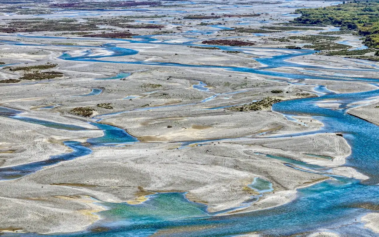 Vista aérea de un cauce natural trenzado con múltiples brazos de agua