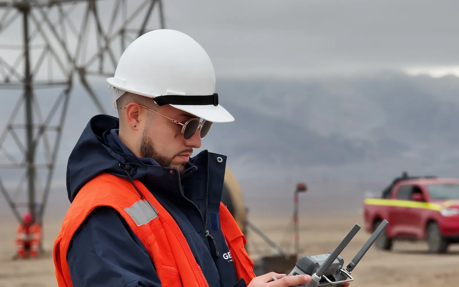 Profesional de GEOValdés con casco y equipo de trabajo en terreno