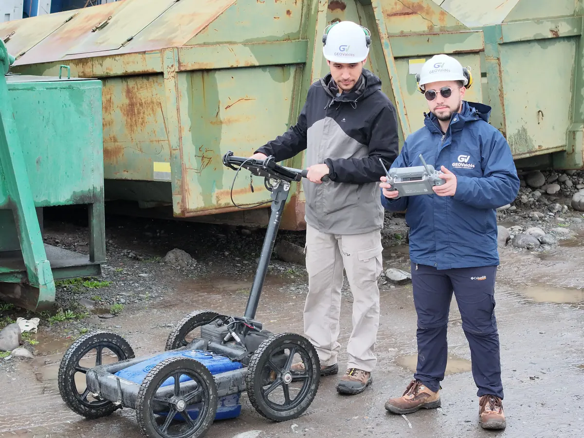 Equipo técnico realizando prospección geofísica y posicionamiento en terreno en Curicó