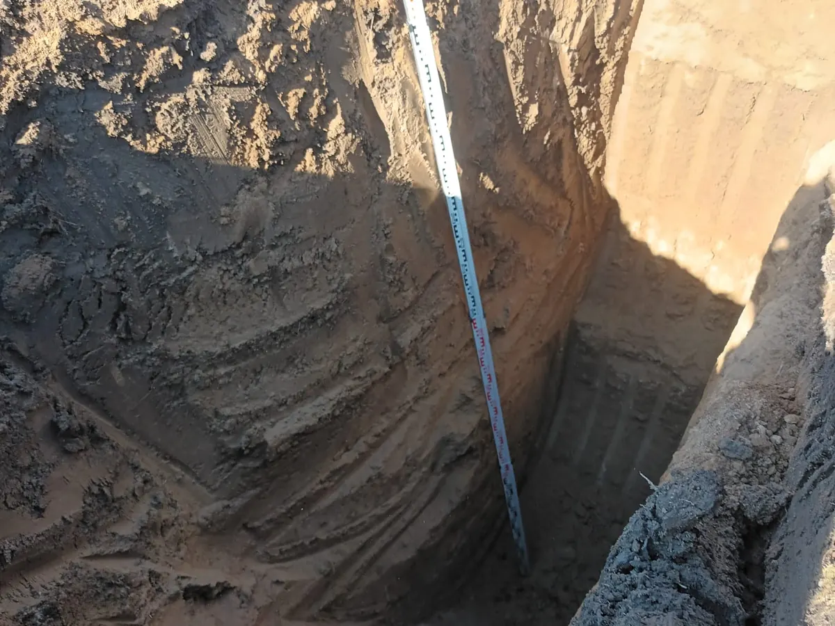 Excavación y medición del terreno durante un estudio hidrogeológico en Lampa