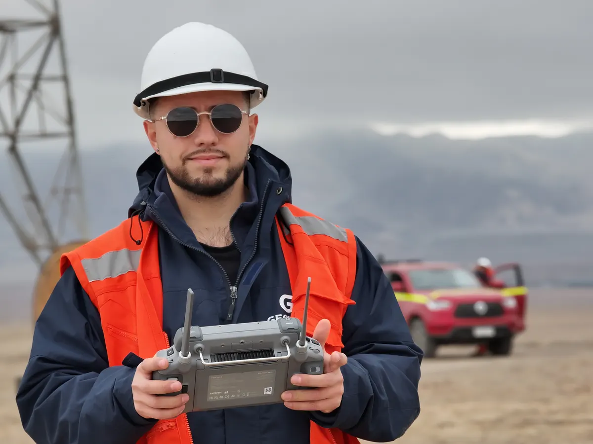 Operador con control de dron durante un levantamiento topográfico en Mejillones