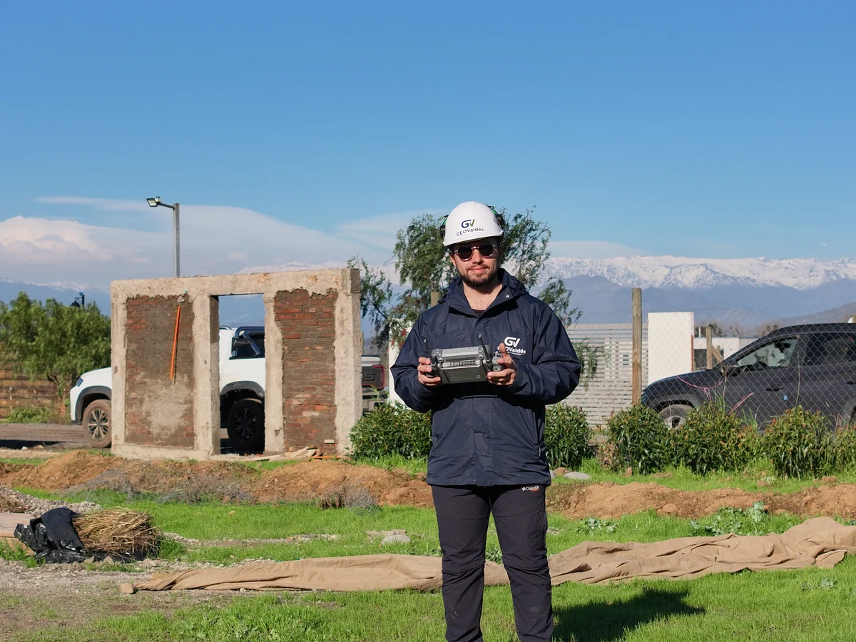 Profesional de terreno y retroexcavadora durante una exploración de suelos en Padre Hurtado