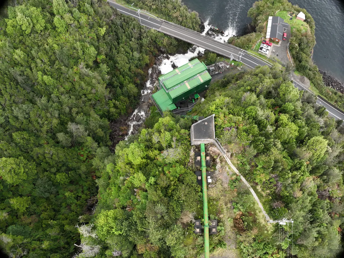 Vista aérea de laderas, infraestructura y cauce durante un reconocimiento en Puerto Montt