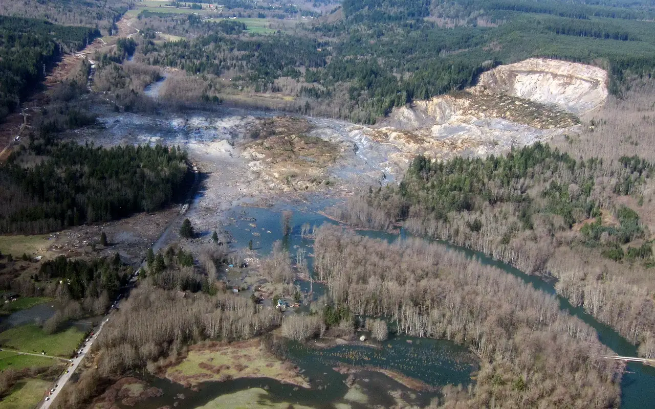 Vista aérea de una remoción en masa que afectó una ladera y un valle fluvial