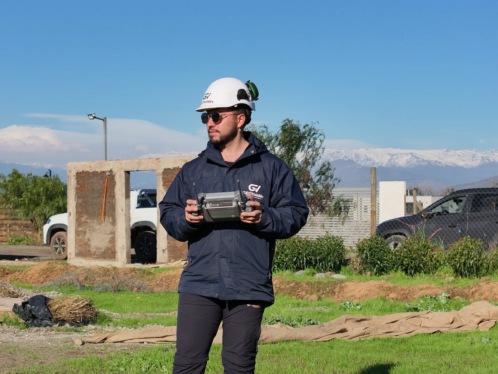 Profesional de GEOValdés operando un dron para levantamiento topográfico en terreno