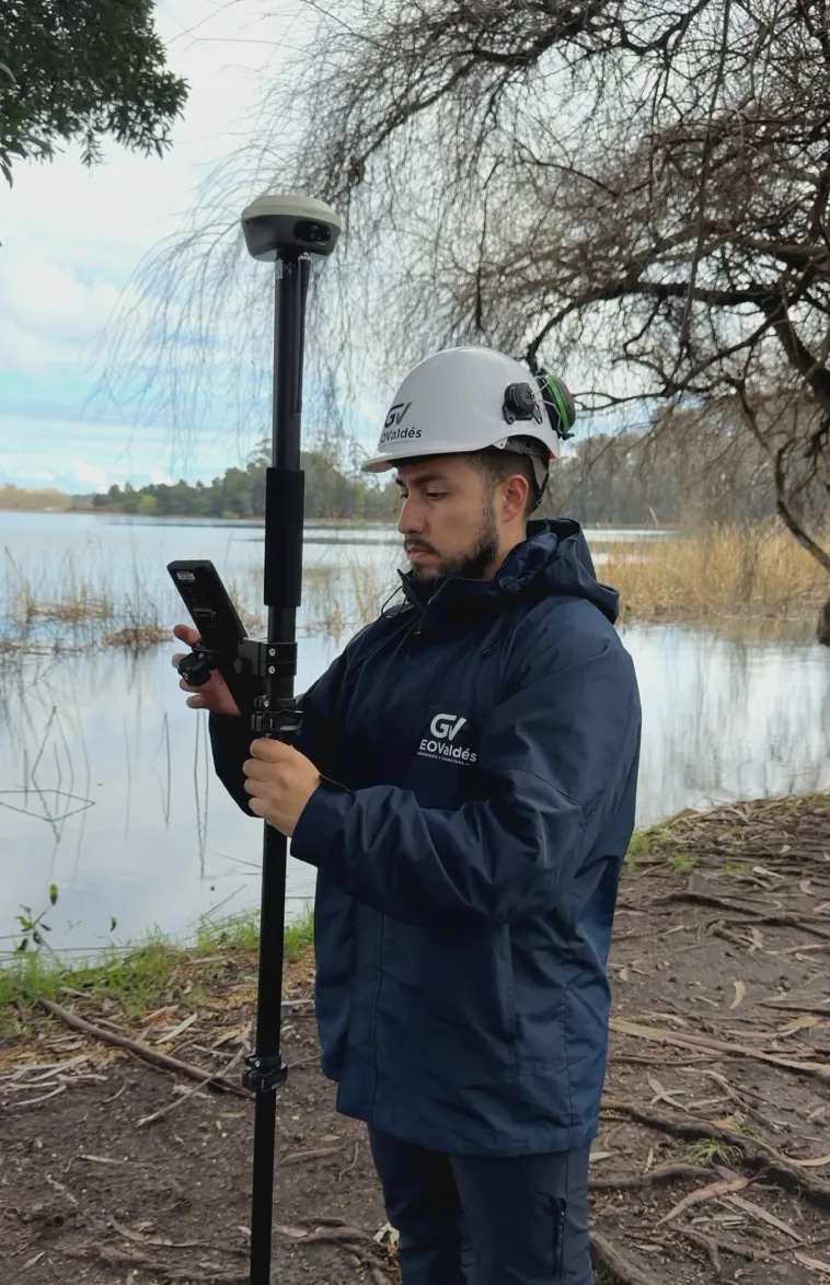 Topógrafo de GEOValdés configurando un receptor GNSS durante una campaña en terreno